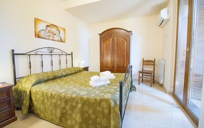 Camera Superior: Gebouw, Meubilair, Eigendom, Comfort, Tafel, Azure, Hout, Lade, Bed Frame