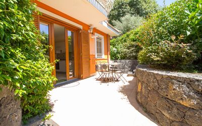 Suite Bilocale 2: Fabriek, Gebouw, Eigendom, Venster, Huis, Weg Oppervlak, Verlichting, Vegetation, Buurt, Gras