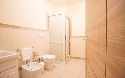 Camera Standard: Loodgieterswerkinrichting, Eigendom, Badkamer, Gebouw, Wc Bril, Toilet, Wastafel In De Badkamer, Purper, Hout, Huis