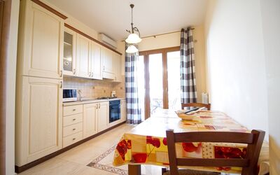 Suite Monolocale 2: Cabinetry, Meubilair, Venster, Gebouw, Countertop, Hout, Tafel, Interieur Ontwerp, Lade, Keuken