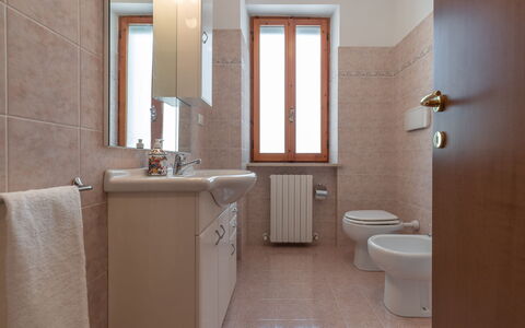 Sunrise Hill Holiday Home: Bruin, Spiegel, Loodgieterswerkinrichting, Wastafel, Kraan, Wastafel In De Badkamer, Gebouw, Badkamer, Hout