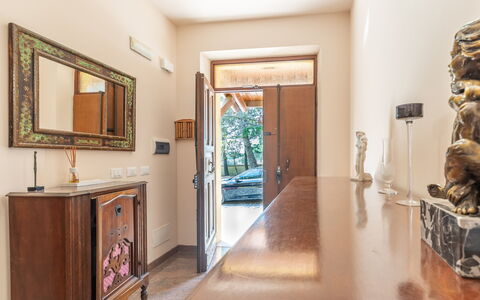Sunrise Hill Holiday Home: Spiegel, Eigendom, Fotolijst, Cabinetry, Hout, Interieur Ontwerp, Fabriek, Gebouw, Kamerplant, Woonkamer