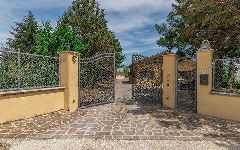 Sunrise Hill Holiday Home: Lucht, Wolk, Fabriek, Weg Oppervlak, Boom, Schaduw, Hout, Gras, Landschap, Steen