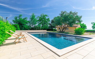 Sunrise Hill Holiday Home: Water, Fabriek, Wolk, Lucht, Eigendom, Zwembad, Groen, Azure, Boom, Rechthoek