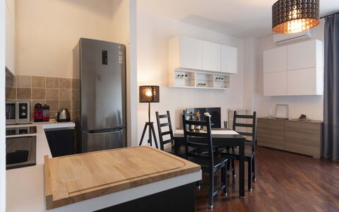 Novoli Suite Apartment: Meubilair, Tafel, Cabinetry, Hout, Keuken, Flooring, Interieur Ontwerp, Lade, Verdieping, Stoel