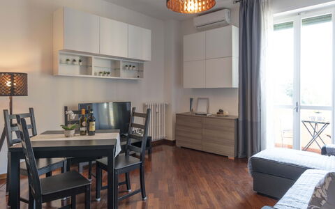 Novoli Suite Apartment: Tafel, Meubilair, Cabinetry, Eigendom, Venster, Fotolijst, Hout, Stoel, Woonkamer, Verlichting