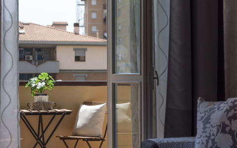 Novoli Suite Apartment: Meubilair, Eigendom, Gebouw, Venster, Fabriek, Schaduw, Hout, Bloempot, Comfort