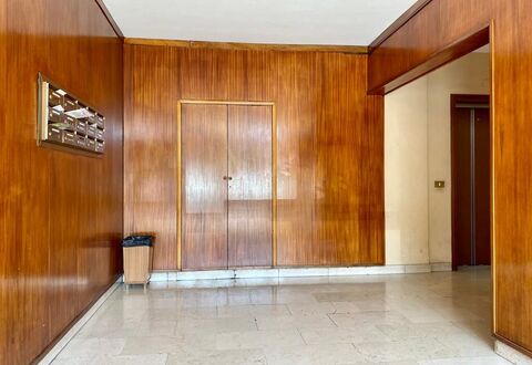 Novoli Suite Apartment: Eigendom, Hout, Verlichting, Hal, Deur, Interieur Ontwerp, Flooring, Verdieping, Beits