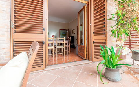 Villa Rosso Corbezzolo: Fabriek, Eigendom, Meubilair, Hout, Kamerplant, Verlichting, Gebouw, Flooring, Architectuur, Bloempot