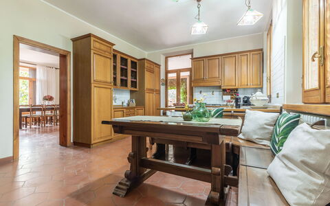 Villa Rosso Corbezzolo: Tafel, Meubilair, Gebouw, Hout, Cabinetry, Interieur Ontwerp, Woonkamer, Stoel, Huis, Countertop