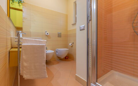 Casamare: Bruin, Gebouw, Eigendom, Loodgieterswerkinrichting, Badkamer, Wastafel, Huis, Flooring, Toilet