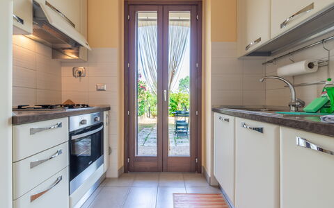 Casamare: Cabinetry, Countertop, Gootsteen, Gebouw, Toestel Van De Keuken, Fornuis, Huishoudapparatuur, Keuken, Hout, Venster
