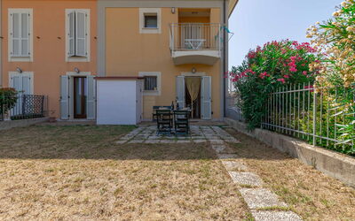 Casamare: Fabriek, Venster, Eigendom, Gebouw, Deur, Huis, Weg Oppervlak, Land Lot, Buurt, Bloem