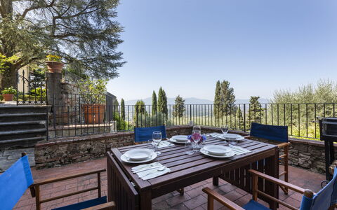 Villa San Gennaro: Lucht, Tafel, Meubilair, Eigendom, Fabriek, Blauw, Stoel, Hout, Boom, Architectuur