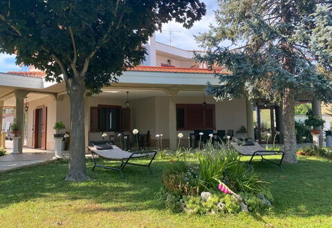 Residenza Thaulero: Fabriek, Gebouw, Eigendom, Lucht, Boom, Schaduw, Land Lot, Architectuur, Venster, Verblijf