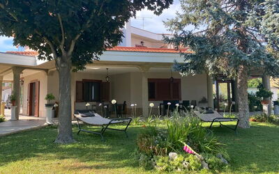 Residenza Thaulero: Fabriek, Gebouw, Eigendom, Lucht, Boom, Schaduw, Land Lot, Architectuur, Venster, Verblijf