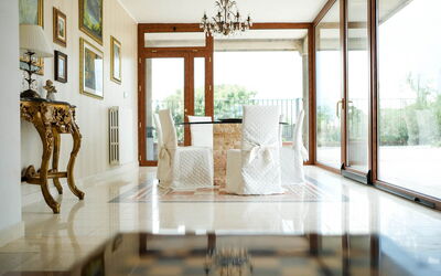 Villa Thaulero: Gebouw, Tafel, Hout, Woonkamer, Interieur Ontwerp, Flooring, Verdieping, Fotolijst, Onroerend Goed, Hardwood