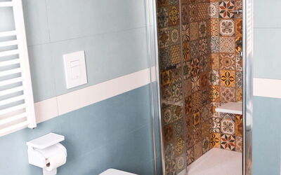 Dependance Thaulero: Loodgieterswerkinrichting, Eigendom, Wc Bril, Purper, Gebouw, Badkamer, Toilet, Interieur Ontwerp, Hout