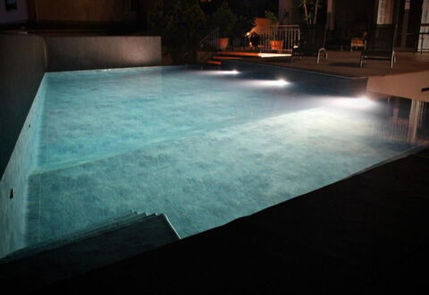 Tre Donne: Water, Zwembad, Rechthoek, Hout, Weg Oppervlak, Flooring, Samengesteld Materiaal, Tinten En Schaduwen, Gras, Gebouw