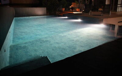 Tre Donne: Water, Zwembad, Rechthoek, Hout, Weg Oppervlak, Flooring, Samengesteld Materiaal, Tinten En Schaduwen, Gras, Gebouw