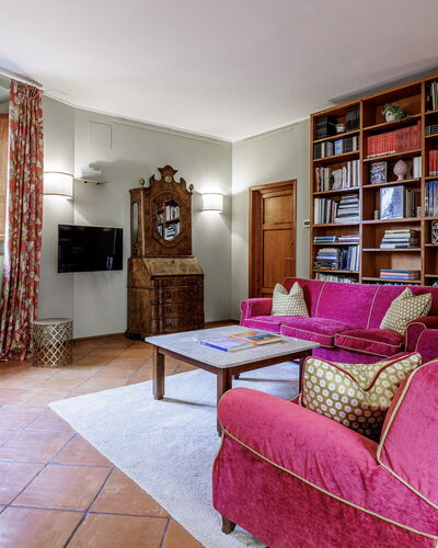 Dimora Fiorentina: Meubilair, Gebouw, Fotolijst, Tafel, Boekenkast, Plank, Hout, Interieur Ontwerp, Flooring, Verdieping