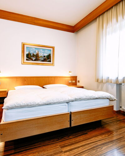 Ardoney: Meubilair, Gebouw, Eigendom, Comfort, Hout, Bed Frame, Textiel, Interieur Ontwerp, Verlichting, Lamp