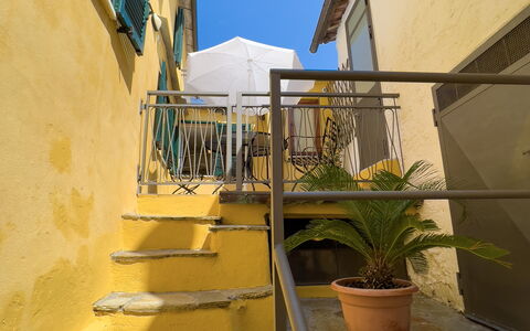 La Casetta Di Emma - Villa Faraldi: Fabriek, Eigendom, Lucht, Gebouw, Azure, Trap, Venster, Schaduw, Hout, Architectuur