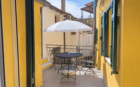 La Casetta Di Emma - Villa Faraldi: Tafel, Meubilair, Eigendom, Gebouw, Paraplu, Stoel, Lucht, Schaduw, Hout, Buitentafel