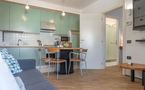 Fano Lighthouse: Tafel, Eigendom, Gebouw, Meubilair, Cabinetry, Stellingen, Interieur Ontwerp, Plank, Hout, Boekenkast