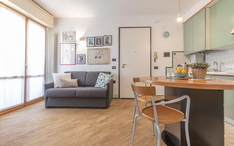 Fano Lighthouse: Meubilair, Eigendom, Bankstel, Tafel, Hout, Fotolijst, Interieur Ontwerp, Flooring, Woonkamer, Verdieping