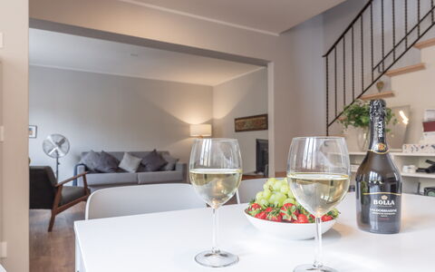 Casa Del Porto: Meubilair, Tafel, Eigendom, Tableware, Drinkware, Glaswerk, Interieur Ontwerp, Wijnglas, Barware, Dishware