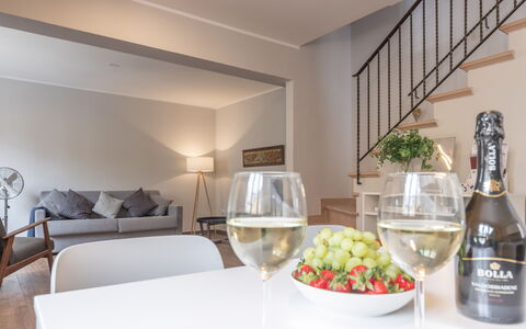 Casa Del Porto: Voedsel, Eigendom, Fles, Tableware, Tafel, Interieur Ontwerp, Ingrediënt, Comfort, Countertop