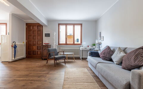 Casa Del Porto: Meubilair, Venster, Hout, Kamerplant, Verdieping, Comfort, Flooring, Gebouw, Bankstel