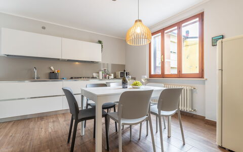 Casa Del Porto: Meubilair, Tafel, Countertop, Cabinetry, Stoel, Hout, Keuken, Interieur Ontwerp, Flooring, Venster