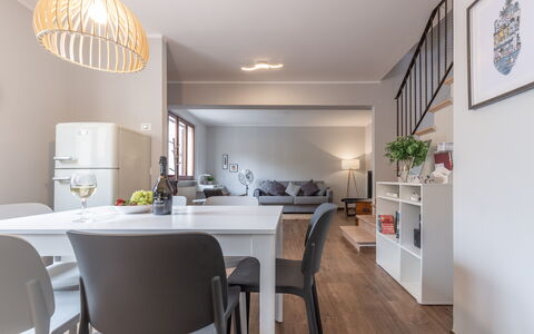 Casa Del Porto: Meubilair, Eigendom, Tafel, Cabinetry, Stoel, Interieur Ontwerp, Hout, Verlichting, Flooring
