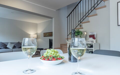 Casa Del Porto: Tafel, Tableware, Meubilair, Voedsel, Eigendom, Glaswerk, Drinkware, Dishware, Wijnglas, Textiel