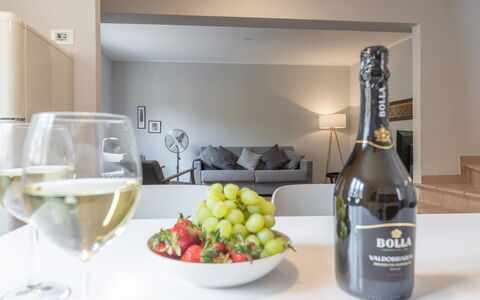 Casa Del Porto: Voedsel, Tableware, Fles, Dishware, Countertop, Ingrediënt, Alcoholische Drank, Barware, Wijn