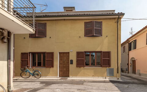 Casa Del Porto: Lucht, Fiets, Wiel, Eigendom, Venster, Gebouw, Deur, Hout, Fietswiel