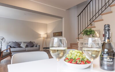 Casa Del Porto: Voedsel, Eigendom, Fles, Tableware, Tafel, Interieur Ontwerp, Ingrediënt, Comfort, Countertop