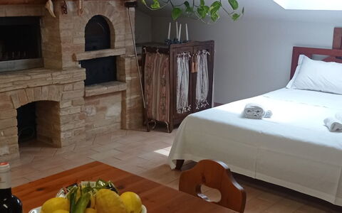 L'attico Di Castelfidardo: Tafel, Meubilair, Voedsel, Eigendom, Hout, Comfort, Tableware, Interieur Ontwerp, Fles, Verdieping