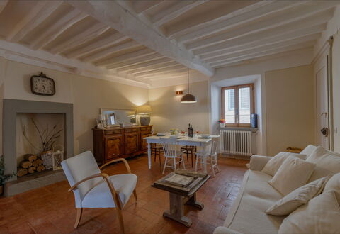 Appartamento Mancini: Meubilair, Fotolijst, Tafel, Gebouw, Hout, Venster, Bankstel, Kamerplant, Interieur Ontwerp, Flooring