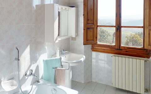 Villa La Cicogna Tuscany: Spiegel, Loodgieterswerkinrichting, Kraan, Eigendom, Wastafel In De Badkamer, Wastafel, Badkamer, Interieur Ontwerp, Venster, Hout