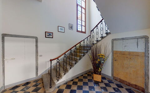 Villa La Cicogna Tuscany: Gebouw, Venster, Trap, Verf, Hout, Interieur Ontwerp, Huis, Hal, Flooring