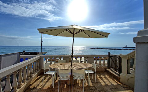 Casa Riva: Lucht, Water, Wolk, Tafel, Eigendom, Licht, Azure, Schaduw, Gebouw, Buitenmeubels