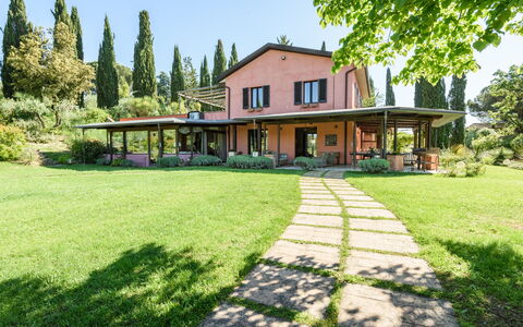 Villa Pancole: Fabriek, Lucht, Eigendom, Gebouw, Boom, Natuurlijk Landschap, Land Lot, Huis, Schaduw, Venster