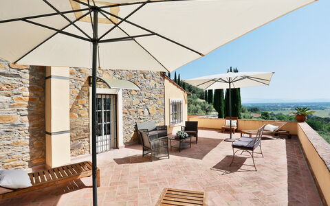 La Quiete: Eigendom, Meubilair, Lucht, Schaduw, Buitenmeubels, Interieur Ontwerp, Architectuur, Tafel, Stoel, Hout