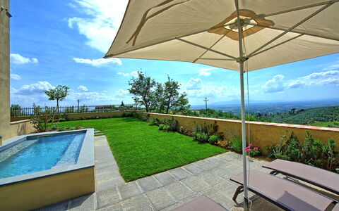 Casa Lionardo: Water, Fabriek, Lucht, Eigendom, Wolk, Blauw, Schaduw, Buitenmeubels, Paraplu, Boom