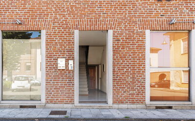 Magia & Miracoli Suite Apartments: Venster, Gebouw, Deur, Hout, Metselwerk, Oranje, Architectuur, Interieur Ontwerp, Weg Oppervlak, Steen