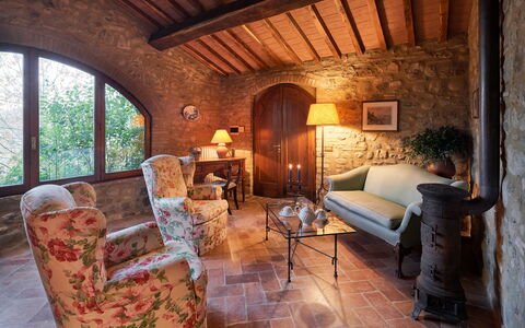 Borgo Al Castello: Meubilair, Gebouw, Bankstel, Tafel, Interieur Ontwerp, Woonkamer, Hout, Flooring, Verdieping, Fotolijst