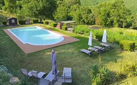 La Casa nel Borgo: Heuvel, Zwembad, Bergketen, Buitenmeubels, Eco Hotel, Flagstone, Toevlucht, Ridge, Landscaping, Tropen